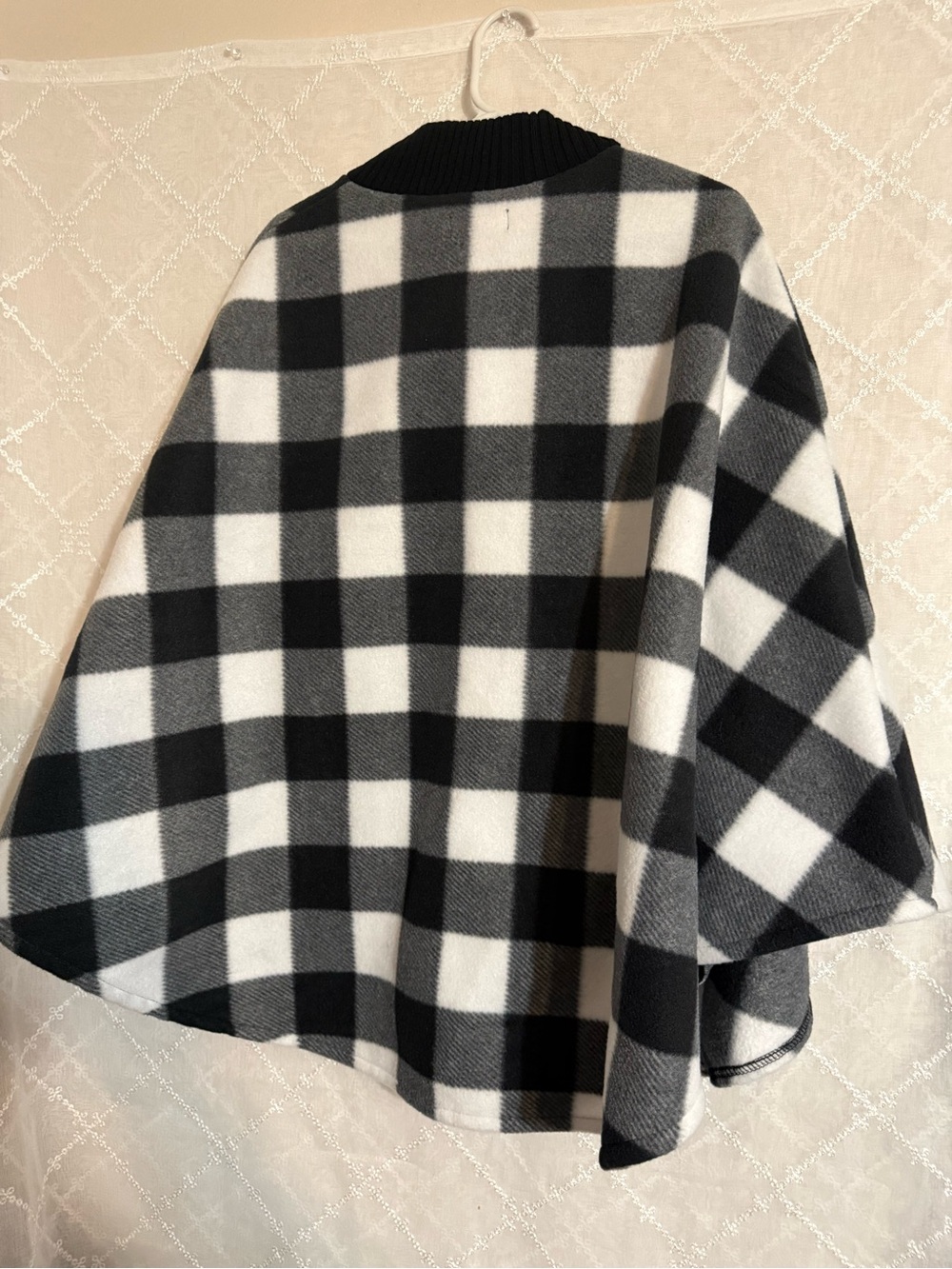Moda Black and White Plaid Zip-Front Women's Cape - Picture 4 of 8